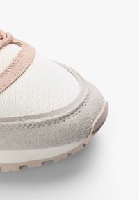 Sneaker aus weißem Mesh und hellgrau Suede, mit zarten Akzenten. Abgerundete Zehenpartie und gepolsterte Sohle mit strukturiertem Grip für guten Halt.