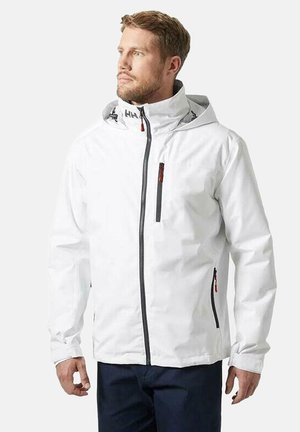 Chaqueta impermeable blanca con cremallera delantera, capucha ajustable y bolsillos laterales. Presenta detalles en rojo y un forro gris.