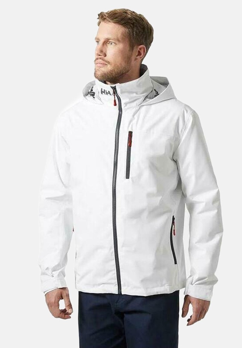 Chaqueta impermeable blanca con cremallera delantera, capucha ajustable y bolsillos laterales. Presenta detalles en rojo y un forro gris.