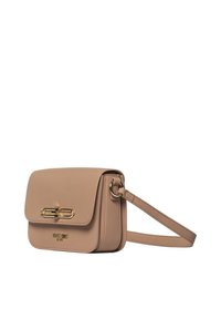 Borsa a tracolla in pelle beige con chiusura a pattina, accessori in tonalità oro e tracolla regolabile. Superficie testurizzata con dettaglio del logo.