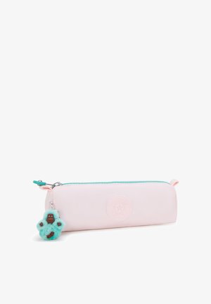 Estuche de lápices de suave tela rosa con cremallera turquesa, decorado con un llavero de un mono de menta esponjoso. Presenta un logotipo en relieve.