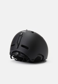 Schwarzer Helm mit matter Oberfläche, abgerundeter Form, Belüftungsöffnungen, verstellbarem Riemen und einer hinteren Klammer für einen sicheren Sitz.