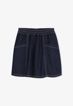 Jupe en denim foncé avec une taille élastique, comprenant deux poches avant et des coutures contrastantes blanches.