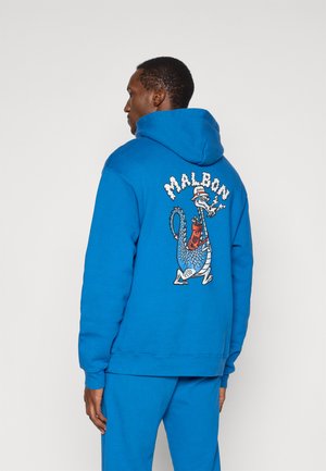 Sudadera azul con un gráfico de canguro en la parte posterior. Material de algodón, corte holgado, puños y cintura acanalados. Presenta el texto "MALBON" encima del diseño.