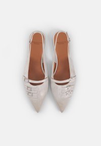 Pantofi slingback cu vârf ascuțit, de culoare bej deschis, având trei catarame metalice și o textură netedă asemănătoare nubucului. Tălpica de culoare maronie este vizibilă.