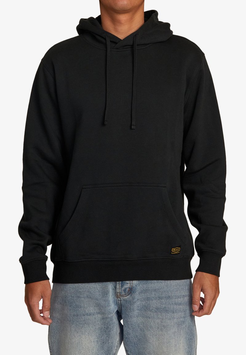 Sweatshirt à capuche noire avec une poche avant, des cordons de serrage, des poignets côtelés et une broderie à proximité de l'ourlet. Le tissu semble doux et texturé.