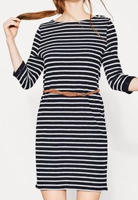 Mekko, jossa on merellinen ja valkoinen raidallinen kuvio, kolmannes pitkät hihat, pyöreä pääntie ja punottu ruskea vyö, joka korostaa vyötäröä.