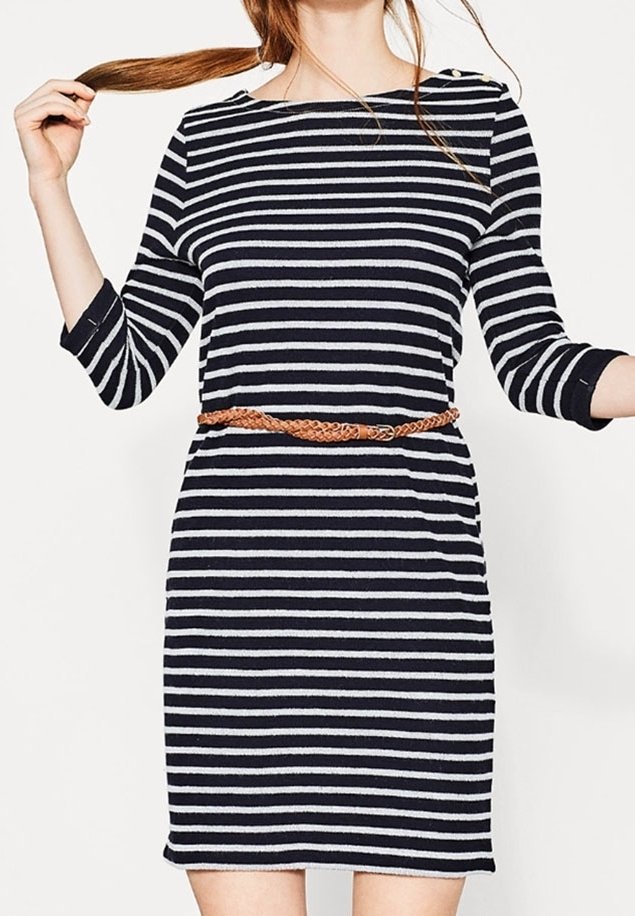 Mekko, jossa on merellinen ja valkoinen raidallinen kuvio, kolmannes pitkät hihat, pyöreä pääntie ja punottu ruskea vyö, joka korostaa vyötäröä.