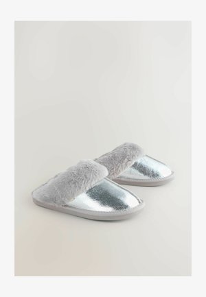 Papuci metalici argintii cu o curea moale din blană artificială gri, talpă plată și textură netedă. Vedere frontală, care evidențiază materialul strălucitor și designul.