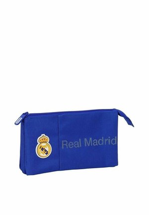 Niebieska materiałowa saszetka na zamek z logo Real Madrid i napisem z przodu, przedstawiona na białym tle.