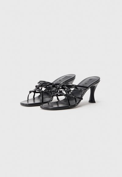 Schwarze Riemchensandalen mit miteinander verflochtenen Riemen, glänzender Oberfläche, offener Zehenpartie und einem schlanken, leicht geschwungenen Absatz.