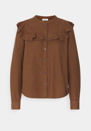 Brązowa koszula z długim rękawem z małym wzorem w kratkę, z przodu zatrzaski, okrągły kołnierz i falbanka na wysokości klatki piersiowej i ramion.