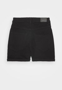 Pantalones cortos de denim negro con dobladillo enrollado, cuatro bolsillos y una etiqueta en la cintura. Presentan una textura suave y un ajuste entallado.