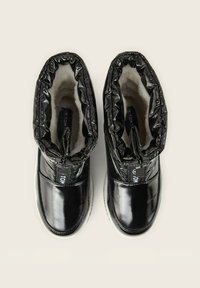 Botas negras impermeables con un acabado brillante, parte superior elasticada y forro de piel suave. Presentan cierres de cremallera y suelas blancas de forma circular.