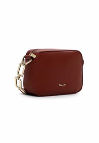 Červená texturovaná kožená crossbody taška se zipem, obdélníkový tvar, zlaté kovové detaily a logo na přední straně.