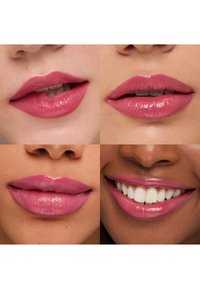 Fire nærbilleder af læber, der viser forskellige nuancer af pink læbestift med glans og mat finish, samt forskellige mundformer og smil.