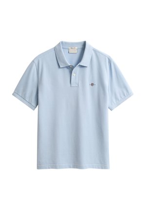 Vaaleansininen poolopaita, jossa on klassinen kaulus, lyhyet hihat ja vasemmassa rinnassa pieni kirjailtu logo. Valmistettu pehmeästä puuvillamateriaalista.