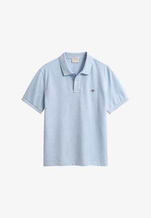 Vaaleansininen poolopaita, jossa on klassinen kaulus, lyhyet hihat ja vasemmassa rinnassa pieni kirjailtu logo. Valmistettu pehmeästä puuvillamateriaalista.