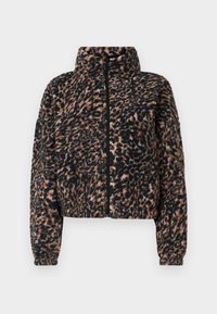 Chaqueta de forro polar recortada en estampado de leopardo negro y marrón, con un alto cuello y cremallera frontal. Textura suave con mangas largas.