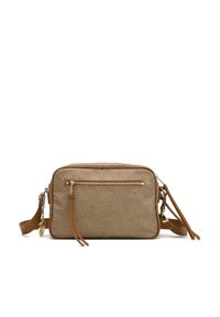 Borsa rettangolare beige con superficie texturizzata, zip dorata e dettagli in pelle marrone. Presenta una tracolla regolabile e un dettaglio a ciondolo.