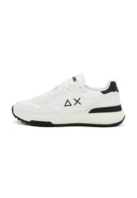 Sneakers atletici bianchi con accenti neri; presentano una finitura testurizzata, chiusura con lacci e un design del logo angolare sul lato.