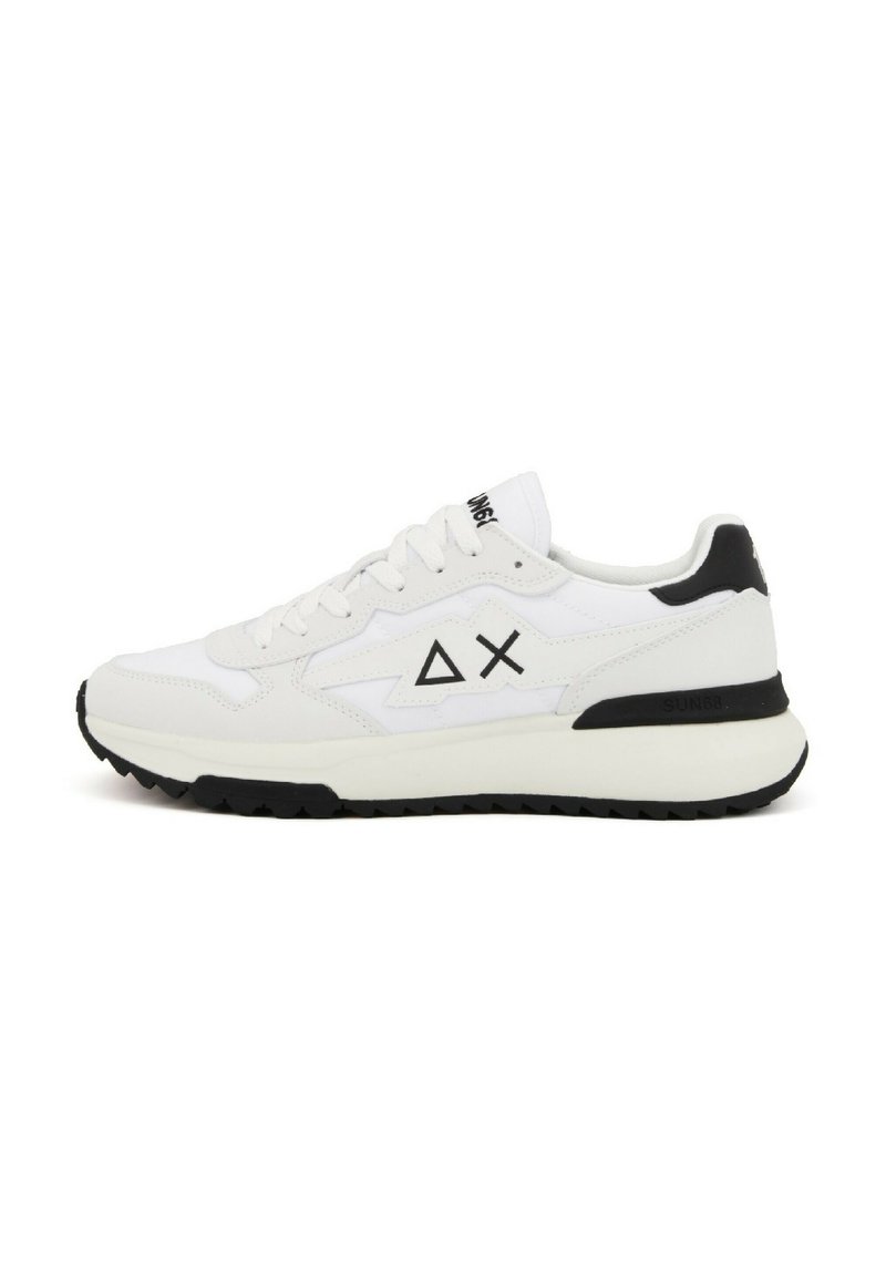 Sneakers atletici bianchi con accenti neri; presentano una finitura testurizzata, chiusura con lacci e un design del logo angolare sul lato.
