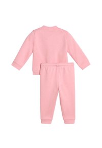 Tuta in felpa rosa composto da una maglia a maniche lunghe con colletto e pantaloni abbinati con vita e polsini elasticizzati. Texture liscia, colore uniforme.