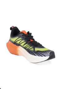 Chaussure de running avec lacets noirs, dessus en dégradé vert néon et orange, semelle épaisse blanche et orange, et zone des orteils à motif noir.