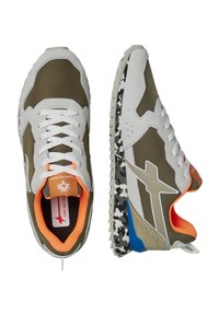 Olivgröna och grå sneakers med vita detaljer, texturerad ovandel och ett mönstrat svart-vitt sula. Klargul inredning.