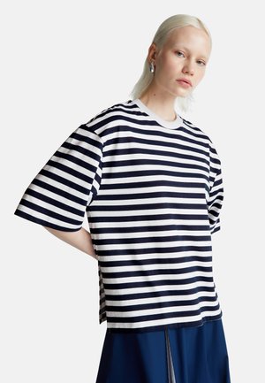 T-shirt rayé bleu marine et blanc, avec des manches courtes, un col rond et une coupe décontractée, fabriqué en coton doux.