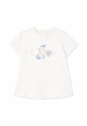 T-shirt bianca a maniche corte per toddler con logo "Chloé" in pastello e illustrazioni di conchiglie blu sul davanti.