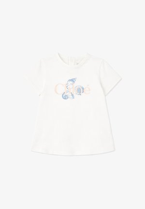 Witte peuter-T-shirt met korte mouwen, pastelroze "Chloé"-logo en blauwe schelpillustraties aan de voorkant.