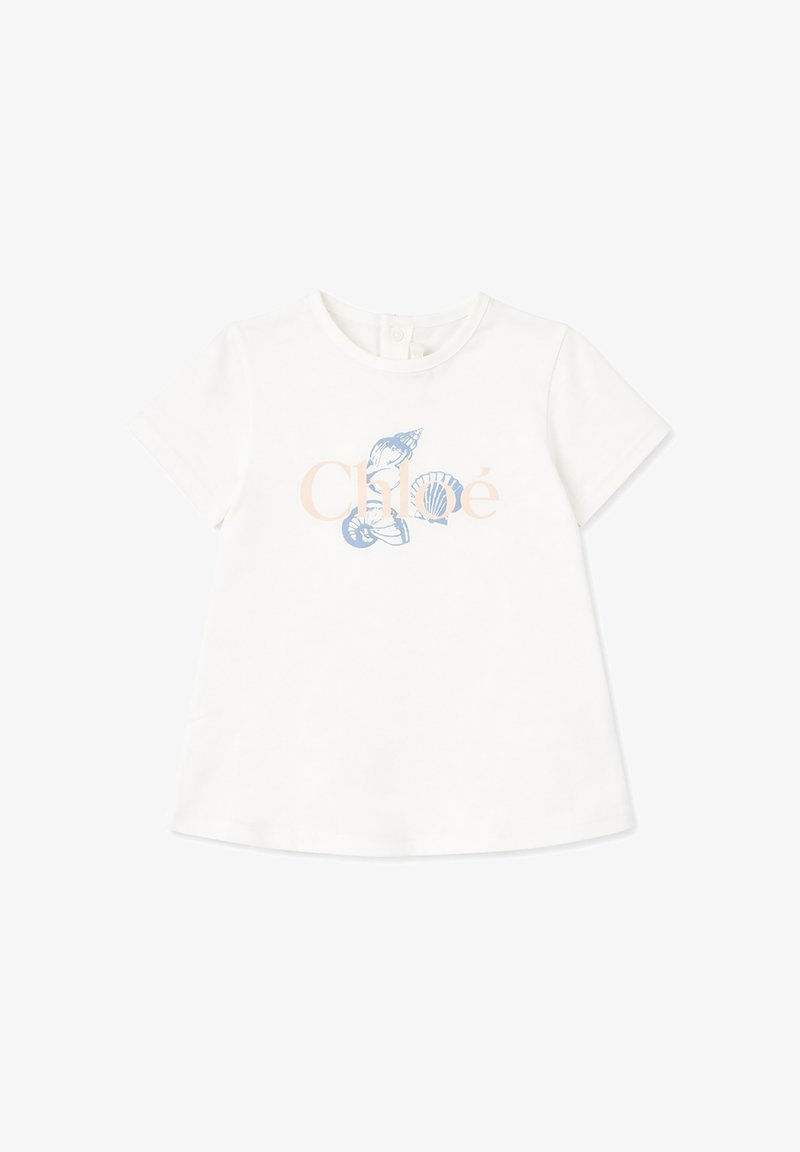 T-shirt bianca a maniche corte per toddler con logo "Chloé" in pastello e illustrazioni di conchiglie blu sul davanti.