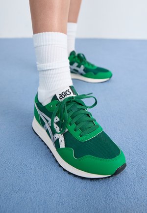 Groene net en synthetische sneakers met witte accenten en een zwarte rubberen zool. Bevat veters, een gevoerde kraag en het ASICS-logo op de tong.