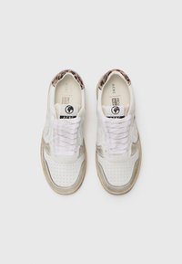 Hvite sneakers med teksturert lær- og semsket skinnoverside, perforert tåboks og leopardmønstrede detaljer på tungen og hælen.