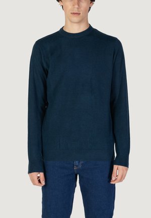 Maglione lavorato a maglia blu navy con maniche lunghe, scollo rotondo e polsini e orlo a coste, caratterizzato da una texture liscia e morbida.