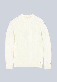 Weißer gerippter Strickpullover mit hohem Kragen, langen Ärmeln und kontrastierenden kleinen Logo-Akzenten am Saum und an den Ärmelbündchen.