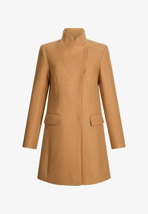 Cappotto in lana color cammello con colletto alto, chiusura a bottoni, tasche laterali e una forma sartoriale con maniche lunghe.