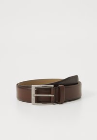 Ceinture en cuir brun avec une texture lisse, dotée d'une boucle rectangulaire en argent et d'une teinte plus foncée contrastante d'un côté.