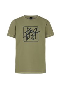 Camiseta de manga corta verde oliva hecha de tela suave, con un logotipo gráfico negro "PRO TEST" dentro de un diseño cuadrado en la parte frontal.