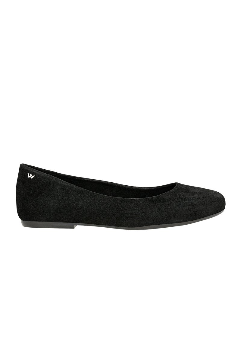 Ballerine in suede nero con punta arrotondata, suola nera piatta e un piccolo logo bianco sul tallone. Texture liscia in tutto il modello.