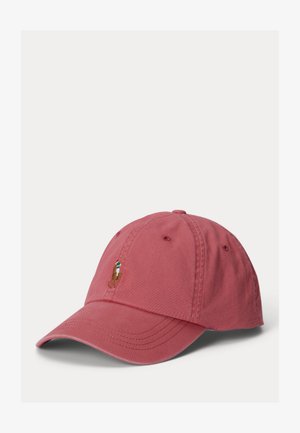 Cappellino da baseball rosa tenue con visiera curva e piccolo logo ricamato di cavallo e cavaliere sul pannello anteriore sinistro.