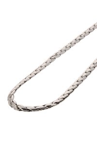 Ezüst lánc nyaklánc, amely összekapcsolt ovális gyűrűkből áll, sima felülettel. Polírozott textúrája és klasszikus formatervezése vonzza a figyelmet.