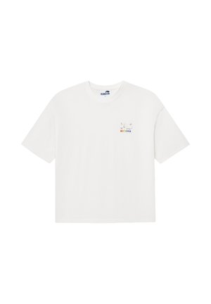 Biała koszulka z krótkim rękawem z małym wielokolorowym logo „Kubota” i wzorem na lewej piersi, z okrągłym dekoltem.