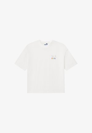 Biała koszulka z krótkim rękawem z małym wielokolorowym logo „Kubota” i wzorem na lewej piersi, z okrągłym dekoltem.