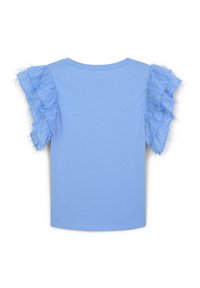 T-shirt di cotone azzurro chiaro con maniche in chiffon blu arricciate. Il retro presenta un collo a girocollo e una finitura in tessuto liscia.