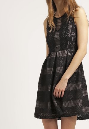 Vestido de encaje negro con un corsé ajustado y falda acampanada. La tela tiene un patrón floral y una superposición texturizada, con un escote redondo.
