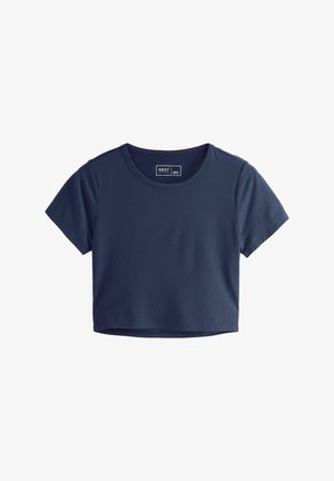 Kappad t-shirt i marinblått, tillverkad av slätt tyg med korta ärmar, rund halsringning och minimal sömdetalj. Märkesetikett synlig på insidan.
