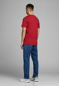 Jack & Jones ECORP LOGO SS O-NECK NOOS - T-shirts basic - rio red