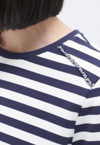 Marineblauw en witte gestreepte t-shirt met een ronde halslijn. Kenmerkt een decoratieve gevlochten accent op de schouder. Zachte stoftextuur.